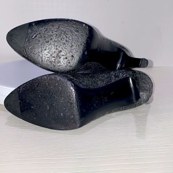 Chanel Escarpins Black & Silver Textured Leather Cap Toe CC Logo Pumps MSRP $895 - Picture 15 of 17